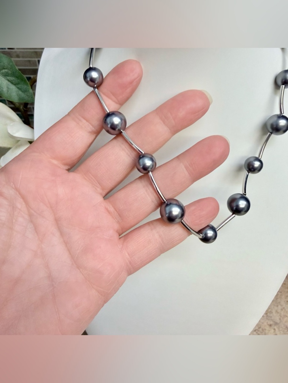 Kenneth Jay Lane pearl and silver necklace - Picture 2 of 4
